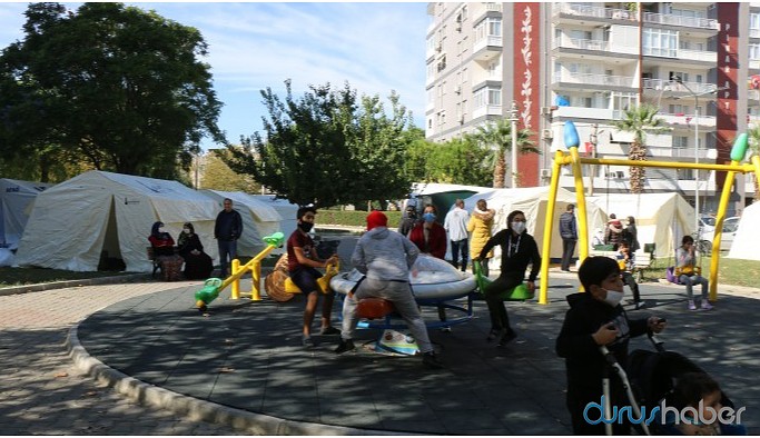 Depremzedeler salgına rağmen 12 kişilik çadırlarda kalıyor