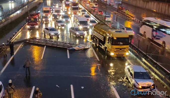 Rüzgar yön tabelasını yola devirdi, kaza meydana geldi
