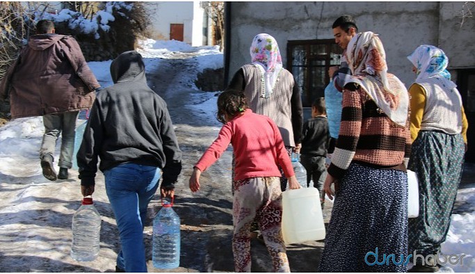 Validen bidonlarla su taşıyan mahalleliye: Daha önce su mu vardı?