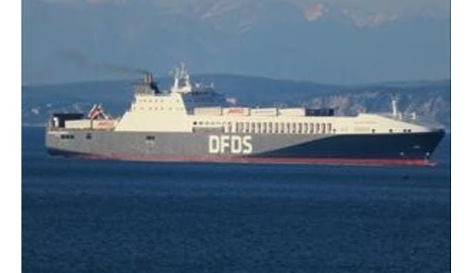 Çanakkale açıklarında içinde 220 araç olan gemide yangın