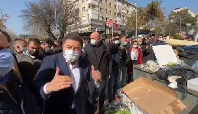 Çöp toplamaya çıkan belediye başkanına soruldu: Yarın onlar da greve çıkacak o zaman ne yapacaksınız?
