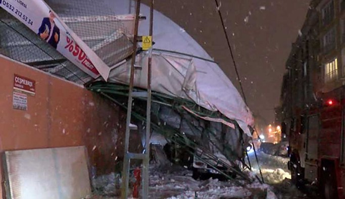 İstanbul'da 6 araç çöken çatının altında kaldı