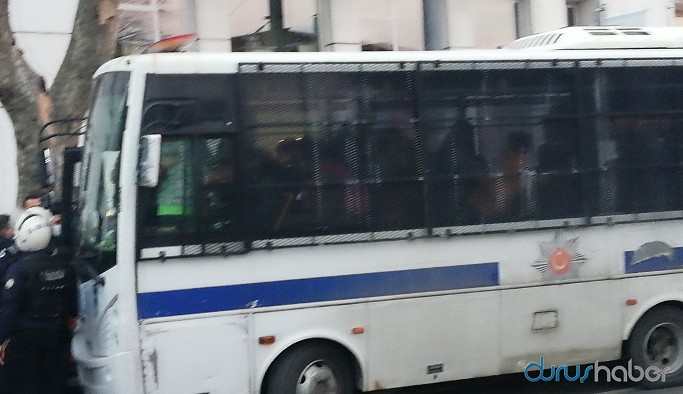 Polis hızını alamadı sivil polisi de gözaltına almaya çalıştı