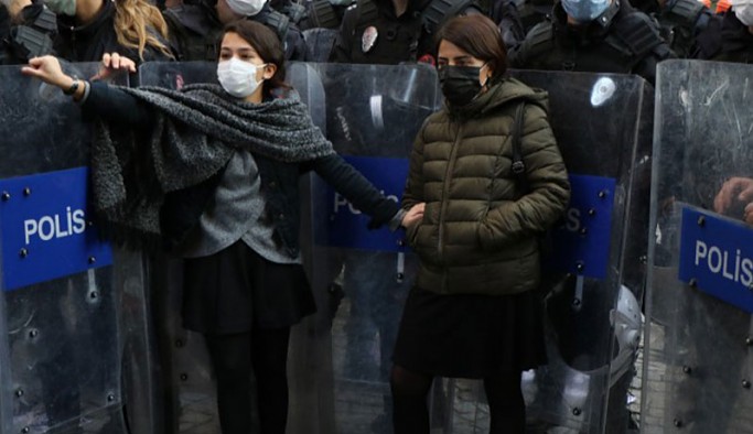 Polis kalkanları arasında basın açıklaması