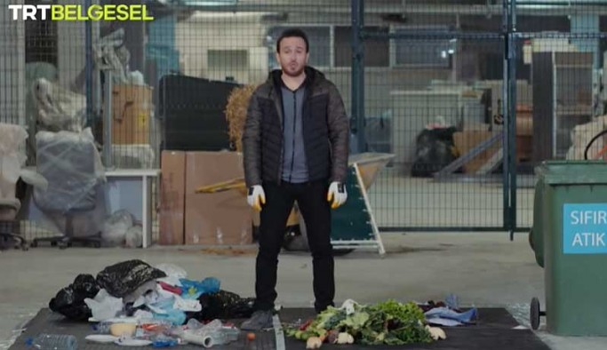 TRT Belgesel'in 'çöpten yemek toplama' videosu sosyal medyada gündem oldu