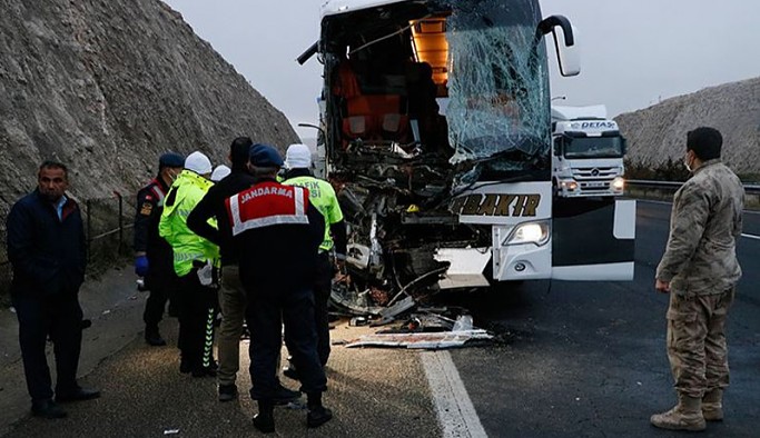 Urfa'da yolcu otobüsü TIR'a arkadan çarptı: 3 ölü, 30 yaralı