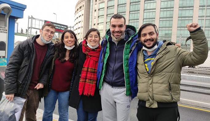 Yazılama yaptıkları için gözaltına alınanlarla dayanışma gösteren 9 kişi gözaltına alındı