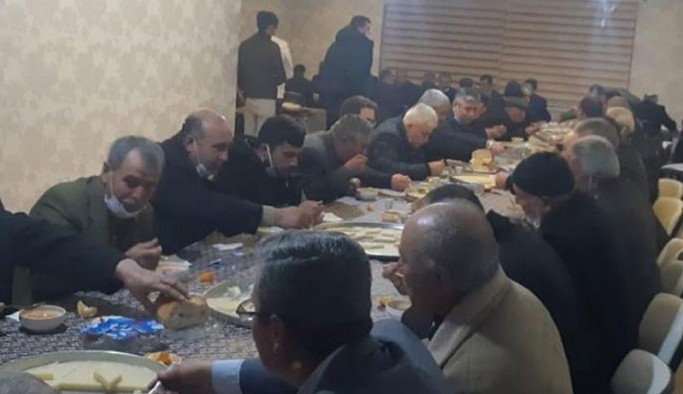 AKP İlçe Başkanlığı'ndan sosyal mesafesiz 'Arabaşı ziyafeti'