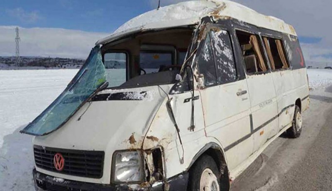 Aksaray’da işçi servisi devrildi: 18 yaralı