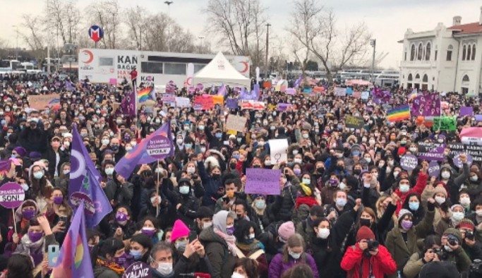 Binlerce kadın Kadıköy'de bir araya geldi: Yaşama hakkından, eşitlikten, haklarımızdan, vazgeçmiyoruz