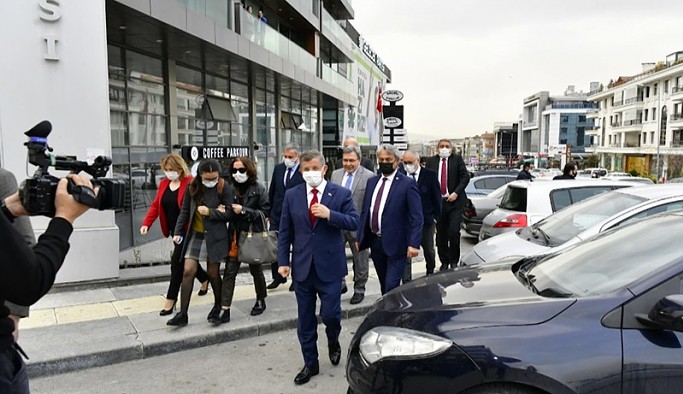 Davutoğlu yürüyerek İYİ Parti'ye gitti: Sadece tweet atarak değil bizzat gelerek destek vermek istedik
