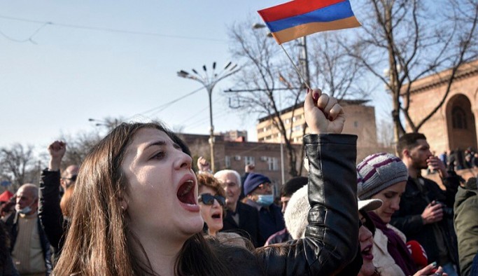 Ermenistan'da protestocular hükümet binasını bastı