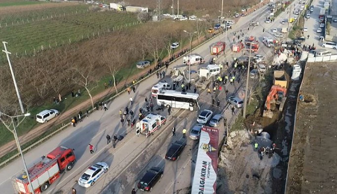Freni patlayan TIR araçları sürükledi: 3 ölü, 21 yaralı