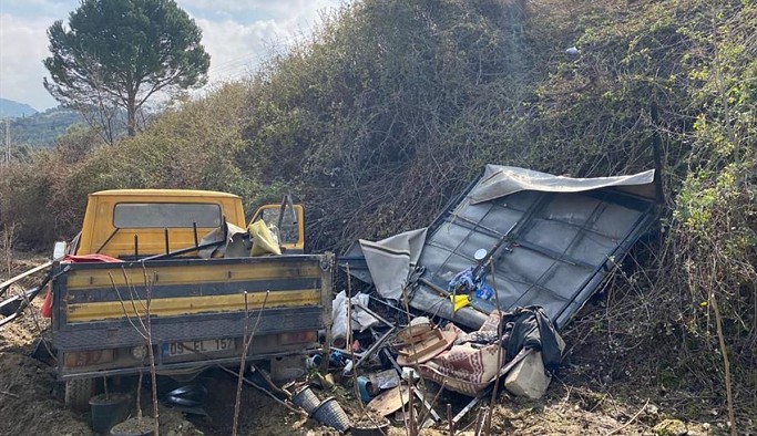 İzmir'de tarım işçilerini taşıyan kamyonet devrildi: 11 yaralı