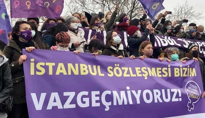 Kadıköy'de bir araya gelen kadınlara polis müdahale etti