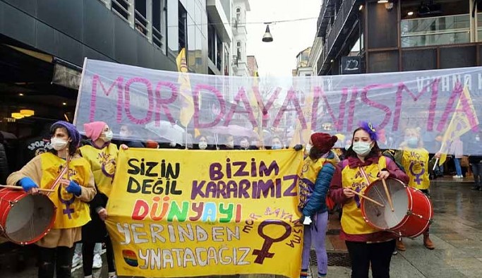 Kadınlar 8 Mart öncesi Kadıköy'de buluştu: Polis, gökkuşağı bayraklarının alana girişini yasakladı