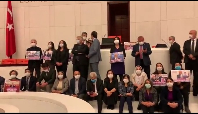 Milletvekilliği düşürülen Gergerlioğlu'na milletvekilleri destek veriyor