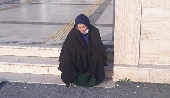 Oruçlu olan Emine Şenyaşar adalet talebiyle bugün de adliye önünde oturdu ama savcıyla görüştürülmedi