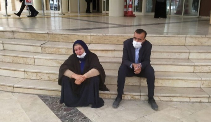 Şenyaşar Ailesi adliye önünde 'adalet' talebiyle başlattığı oturma eylemini sürdürüyor