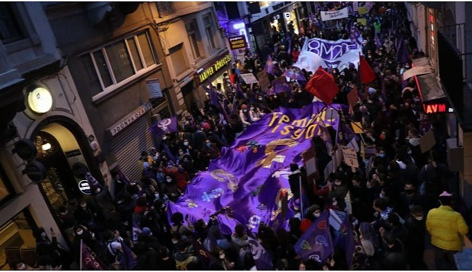 Taksim'i mora boyayan kadınlar 'isyan' sloganlarıyla yürüyor