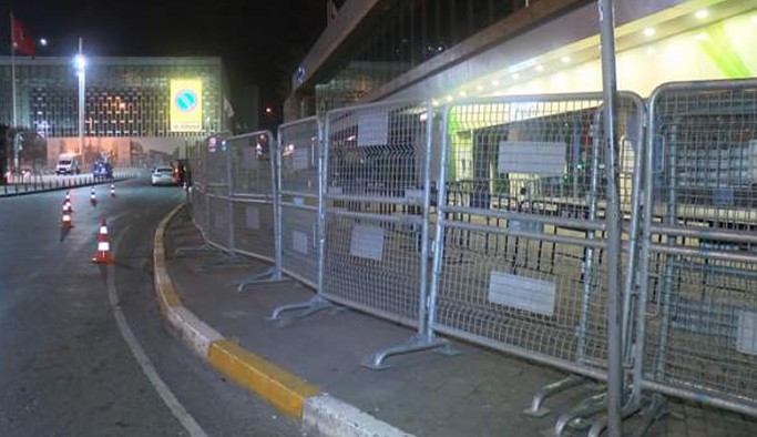 1 Mayıs anma töreni öncesi Taksim Meydanı ve Gezi Parkı bariyerlerle kapatıldı