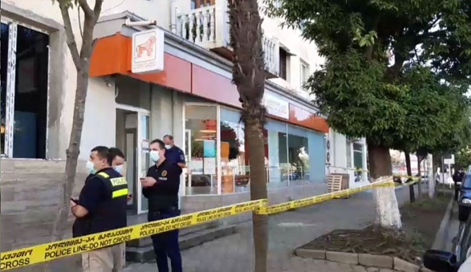 Gürcistan'da rehine krizi: Soyguncu bankadakileri rehin aldı
