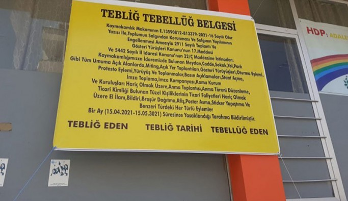 HDP'li kadınlar, kaymakamlığın yasak gerekçesini pankart olarak astı