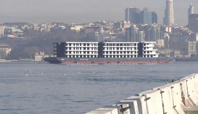 İstanbul Boğazı'ndan 4 katlı 'apartman' geçti