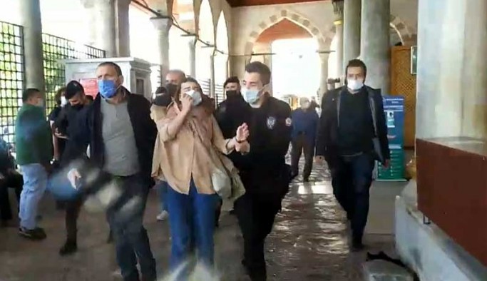 Polisten ölen işçiler için cenaze namazı kılanlara müdahale