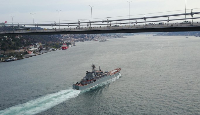 Rusya Donanması'na ait savaş gemileri İstanbul Boğazı'ndan geçti