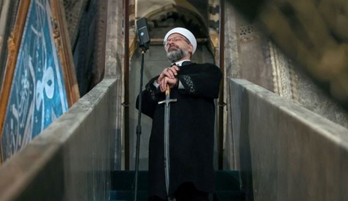 Ali Erbaş minbere yine kılıçla çıktı
