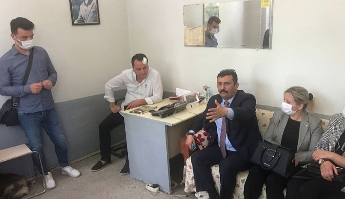 Aralarında belediye başkan yardımcısının da olduğu AKP'liler taksici dövdü