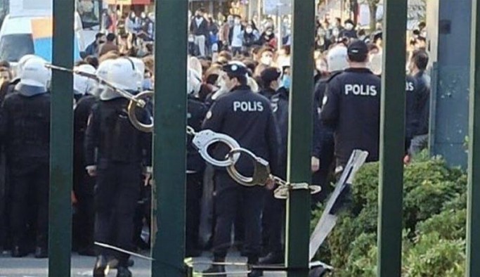 Boğaziçi eylemlerine katılan öğrencilerin evlerine polis baskını