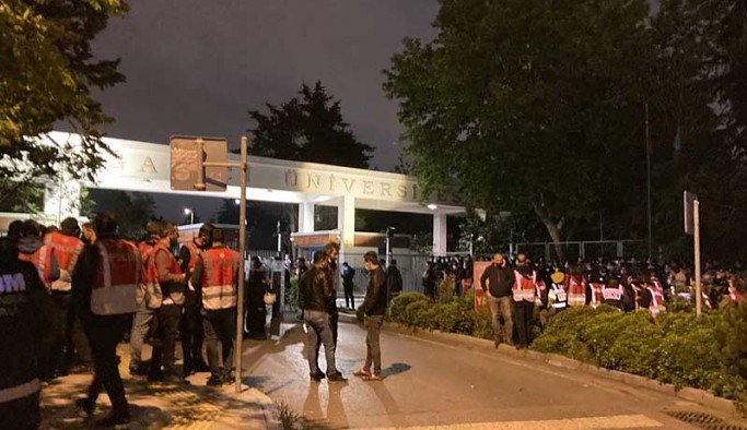 Boğaziçi Üniversitesi'nde çadır nöbeti başlatan öğrencilere polis ablukası
