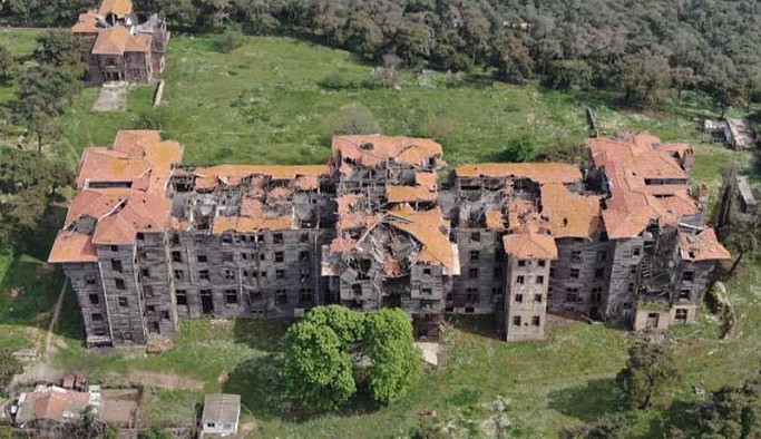 Büyükada Rum Yetimhanesi’nin restorasyonuna başlanmadı; her an çökebilir