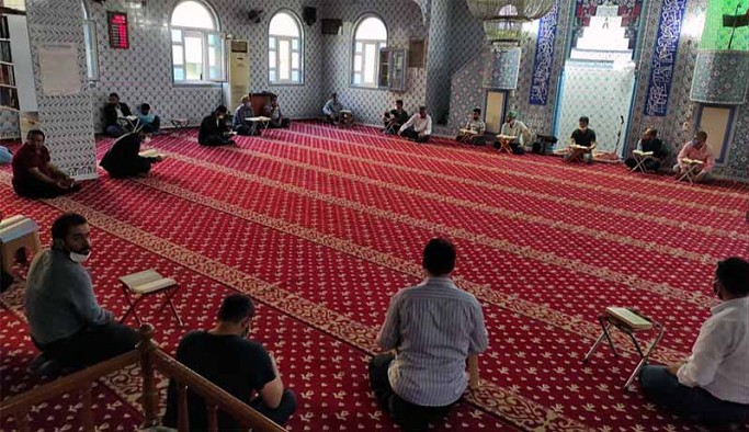 Camide ‘itikaf’ yapanlara gazlı polis baskını: 50 kişi gözaltında