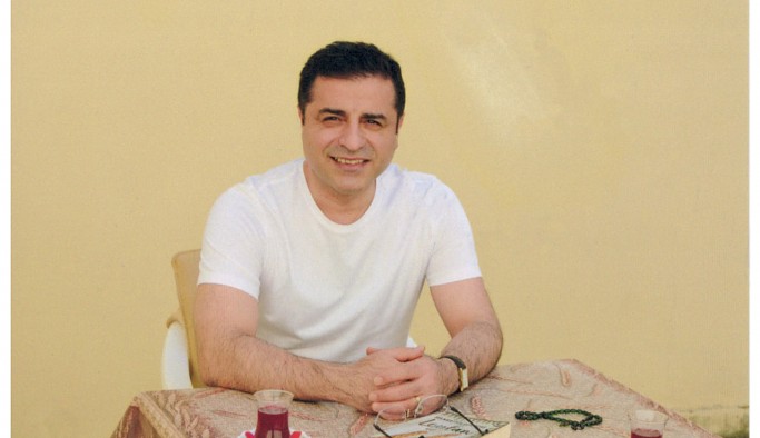 Cezaevinde çekilen fotoğrafta gülümsediği için Selahattin Demirtaş'a kimlik kartı verilmedi
