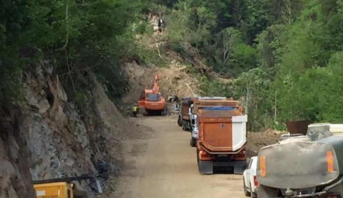 İkizdere’de köylülerin içme suyu aldığı dere çamur aktı; inceleme için giden CHP'liler bölgeye alınmadı
