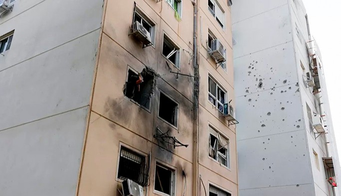 İsrail, Gazze'de sivillere ait binayı vurdu: Ölü sayısı 25'e yükseldi