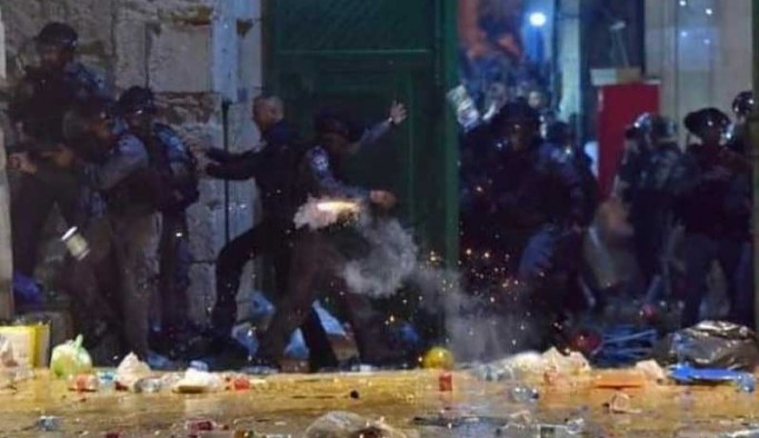 Mescid-i Aksa'ya giren İsrail polisi, namaz kılan cemaate ses bombalarıyla saldırdı