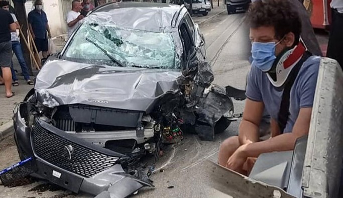 Oyuncu İlker Aksum'un kullandığı otomobil ağaca çarpıp takla attı