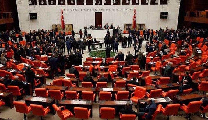 Siyasi partiler, bütçe ve 18 yaş altına ilişkin değişikliklerin olduğu teklif kabul edildi