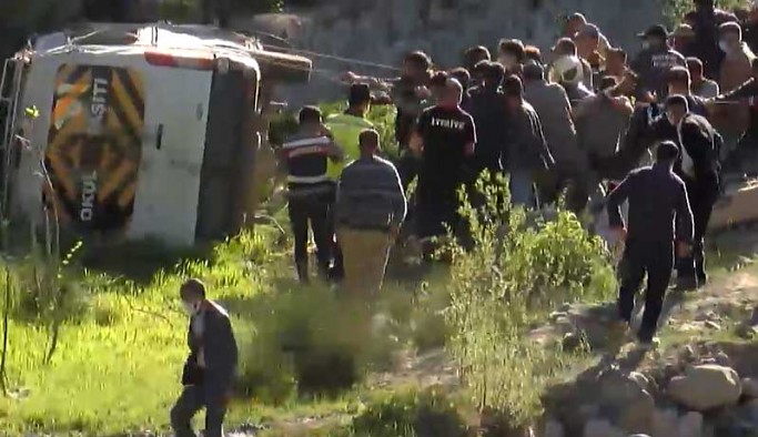 Yolcu minibüsü şarampole devrildi: 16 yaralı