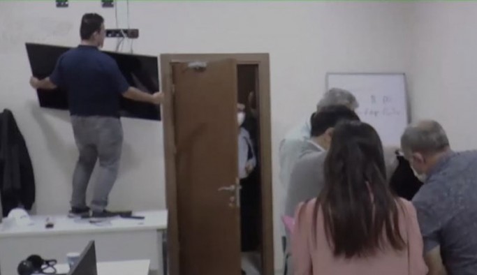 Ekrem İmamoğlu'na hakaret eden ve tazminatı ödemeyen Akit TV'nin eşyalarına haciz