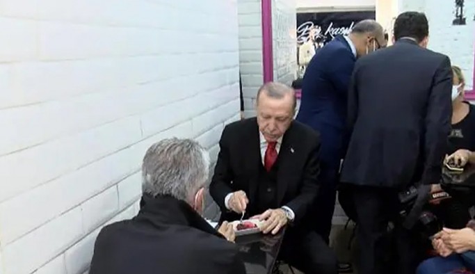 Erdoğan'ın korumasından 'bacak' uyarısı