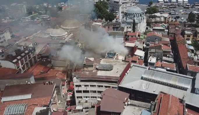 Fatih'teki oyuncak deposunda yangın