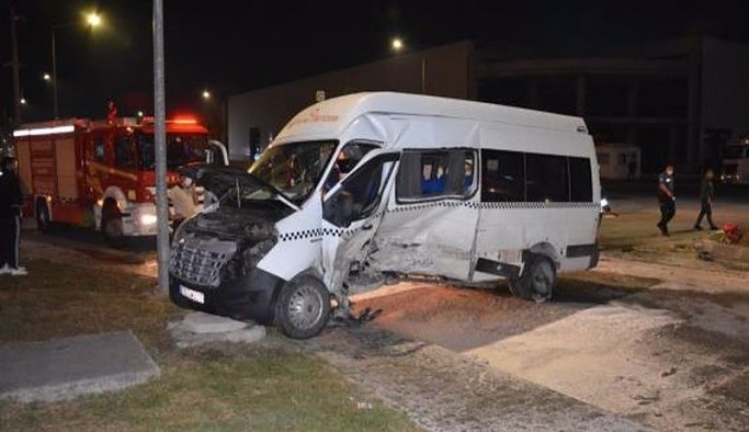 İşçi servisi ve otomobil çarpıştı: 8 yaralı
