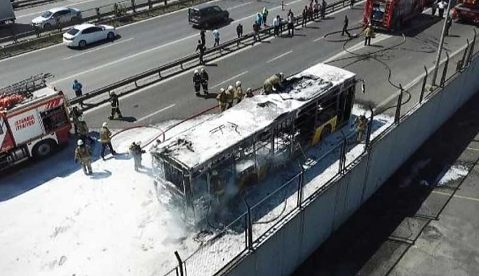 İstanbul'da halk otobüsü yandı