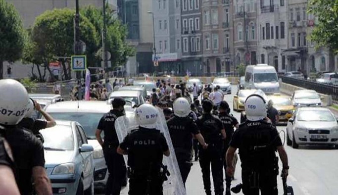 Polisin attığı ses bombasına 'Çocuk uyuyor' diye tepki gösteren yurttaş, evinden gözaltına alındı