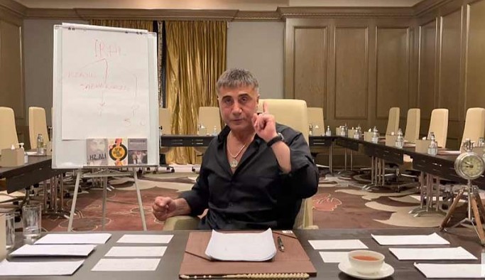 Sedat Peker: Veyis, Süslü Sülü'yü yüce divandan kurtarmak için 80 milyonun önünde rezil olmayı göze alıyor